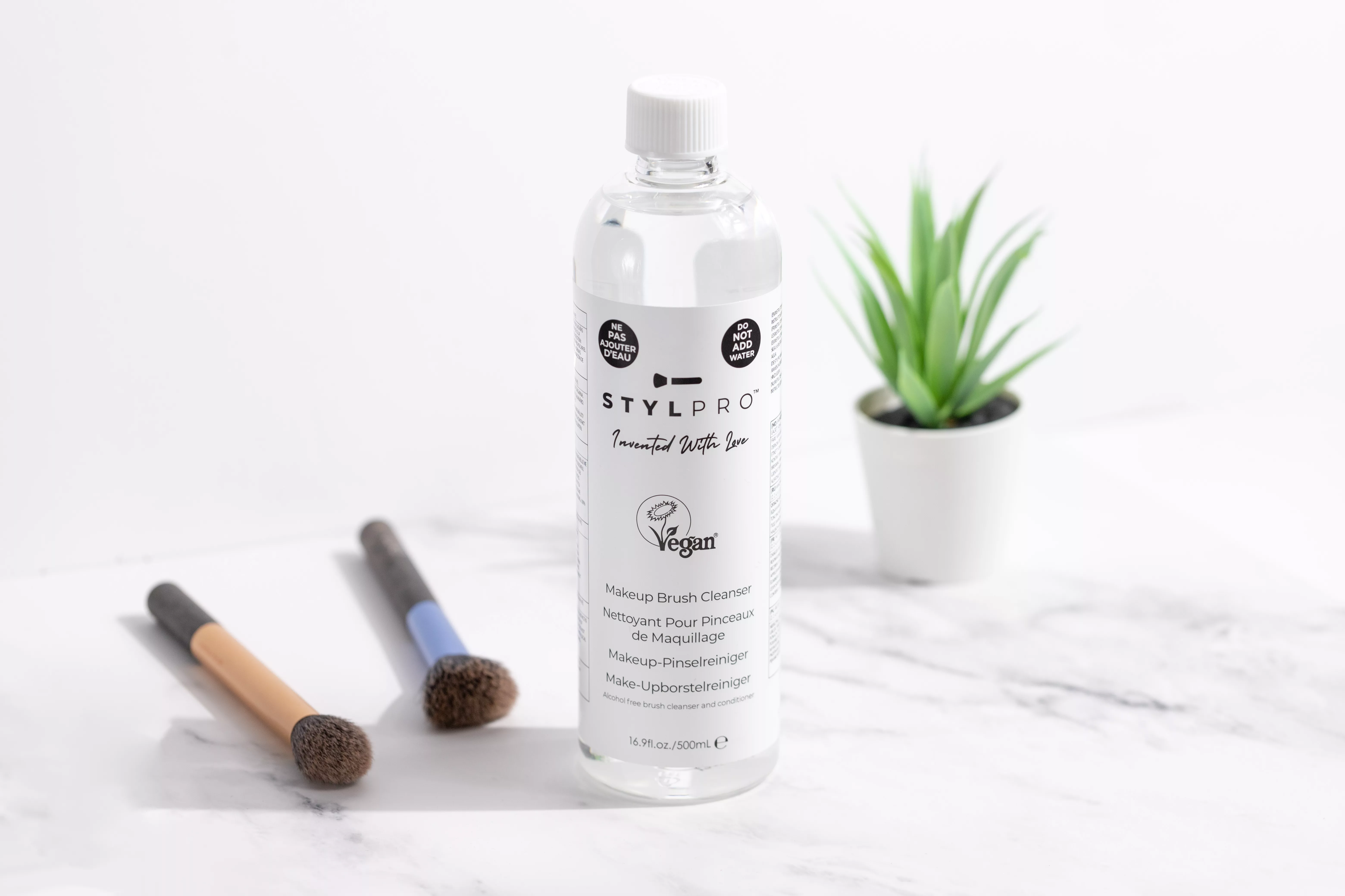 MAKEUP BRUSH CLEANSING SOLUTION