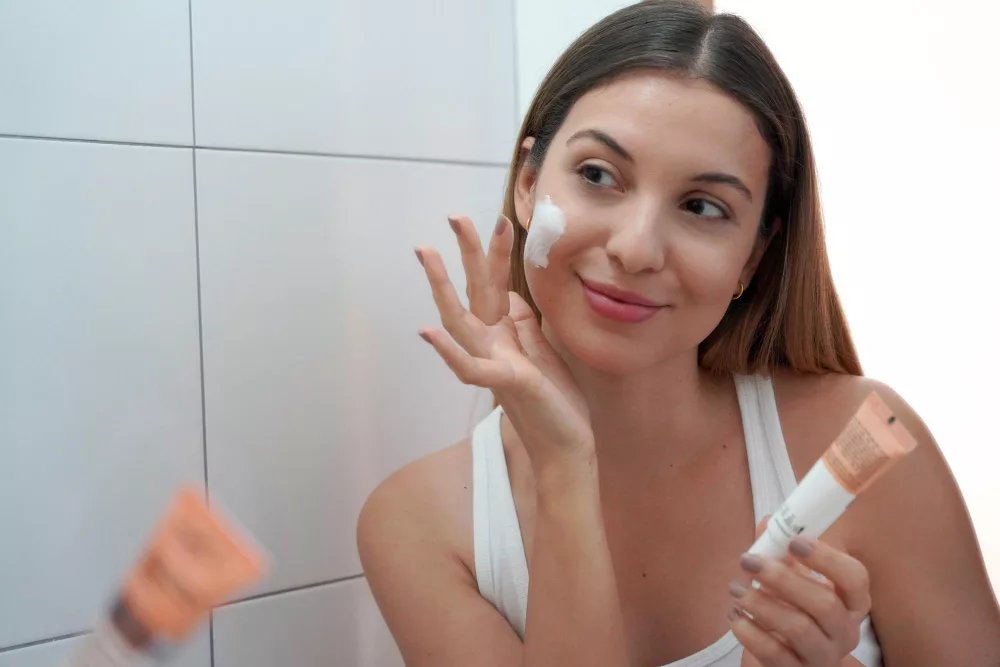 Diferența dintre primer și baza de machiaj: ce rol are fiecare și când se aplică