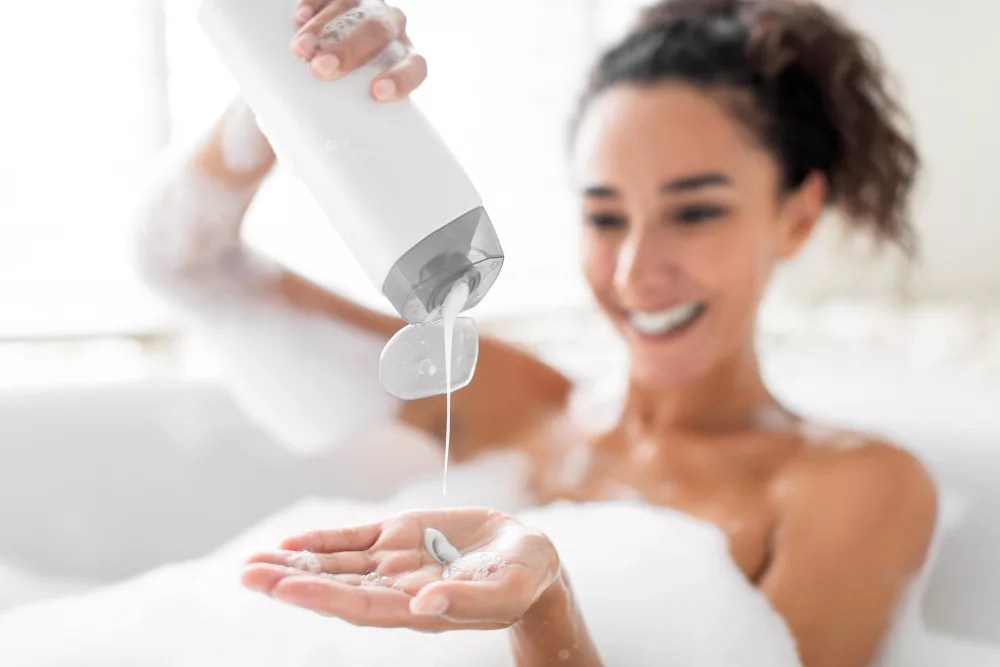 Șampon fără sulfați: ce beneficii are și pentru ce tip de păr este recomandat