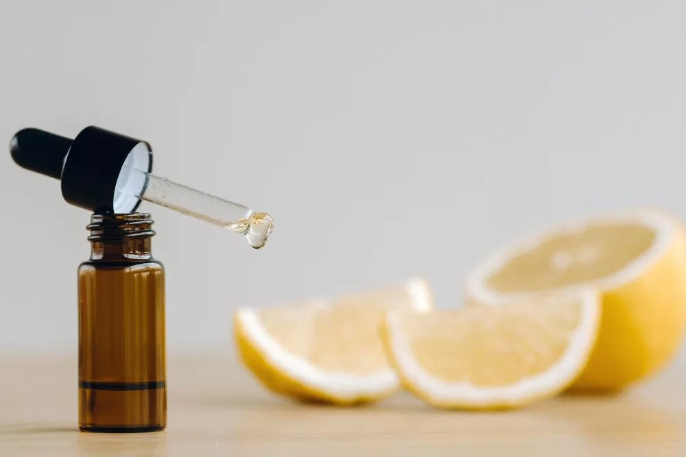 Vitamina C lichidă pentru ten: cum o introduci corect în rutina de îngrijire