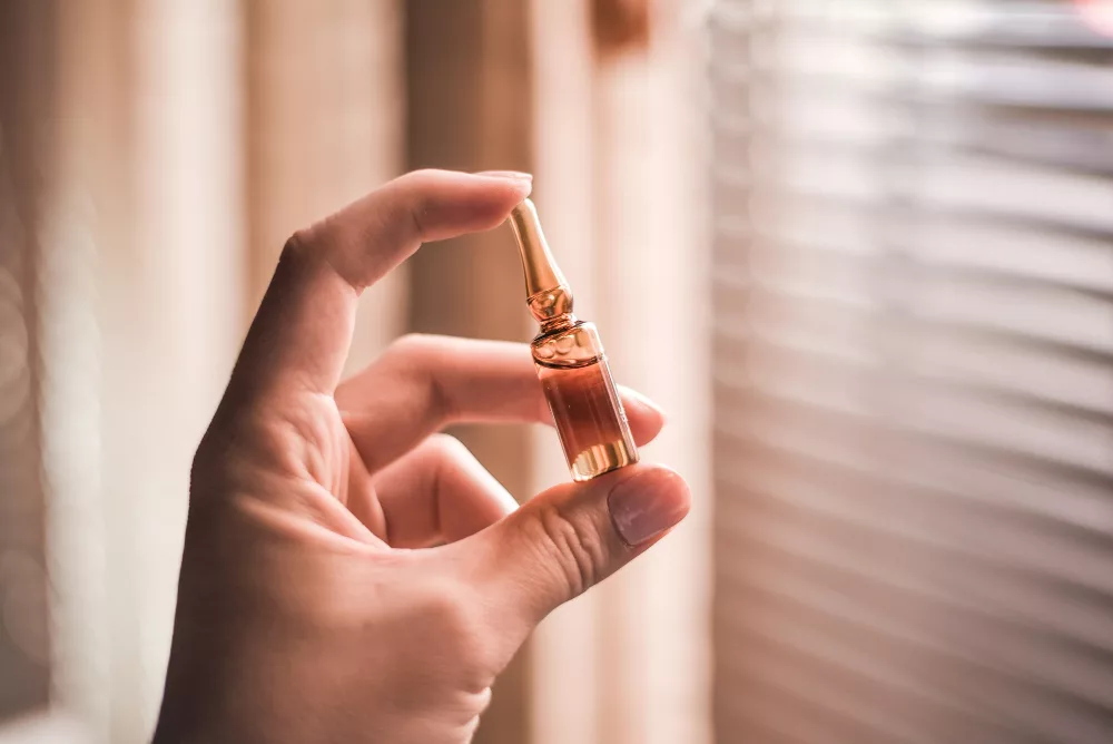 Vitamina E fiole pentru ten: beneficii, utilizare și combinații potrivite în rutina de skincare